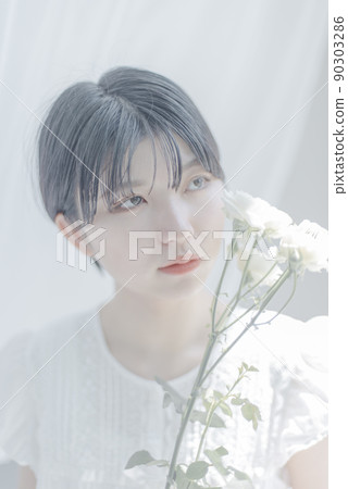 帶白玫瑰的短髮年輕女子 90303286