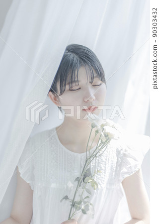 帶白玫瑰的短髮年輕女子 90303432