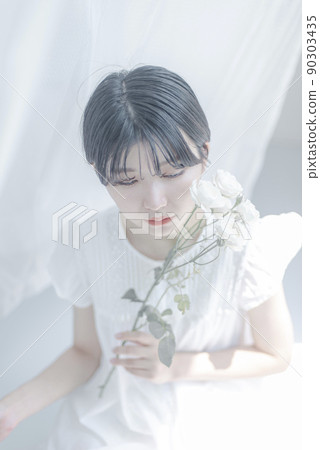 帶白玫瑰的短髮年輕女子 90303435