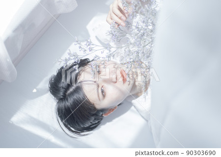 躺著短髮的年輕女子 躺著短髮的年輕女子 90303690