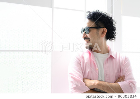 酷似在玩的墨鏡一笑 90303834