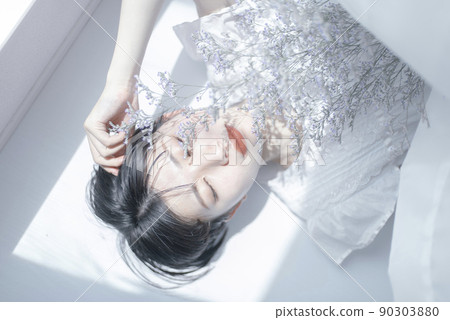 Young woman with short hair lying down Young woman with short hair lying down 90303880