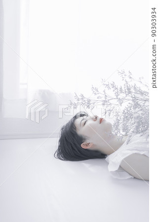 Young woman with short hair lying down 90303934