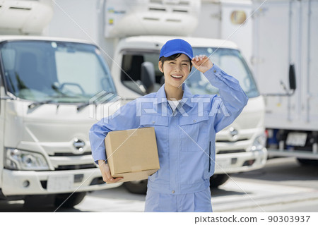 在運輸業、物流和送貨上門工作的年輕女性形象 90303937