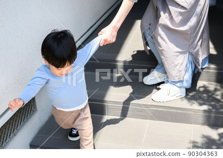 這邊!媽媽和一個男孩一起追 這邊!媽媽和一個男孩一起追 90304363