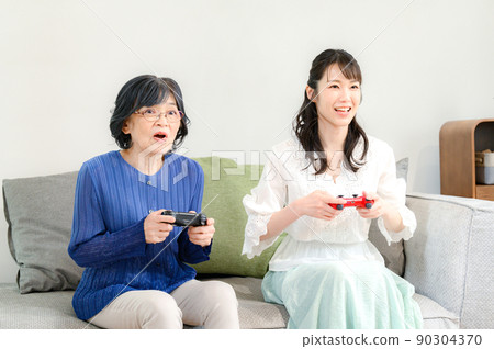 Elderly people and their families who play games together and smile 90304370