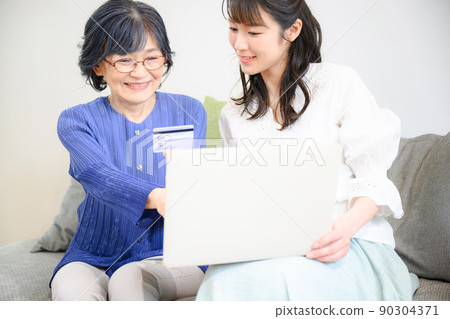 Teaching an elderly mother to shop on a computer 90304371