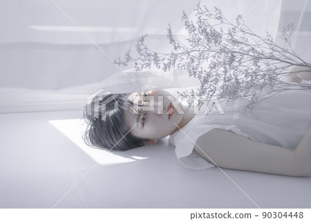 躺著短髮的年輕女子 90304448