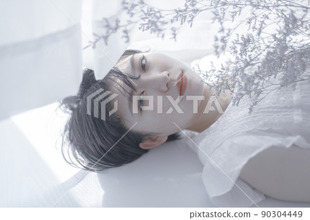 躺著短髮的年輕女子 躺著短髮的年輕女子 90304449