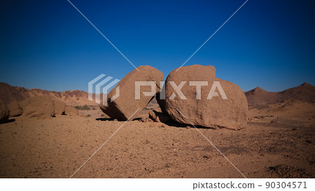 Boulder landscape near Djanet, Tassili, Algeria 90304571