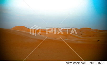 Sunset view to Sahara dune near Chinguetti, Mauritania 90304635