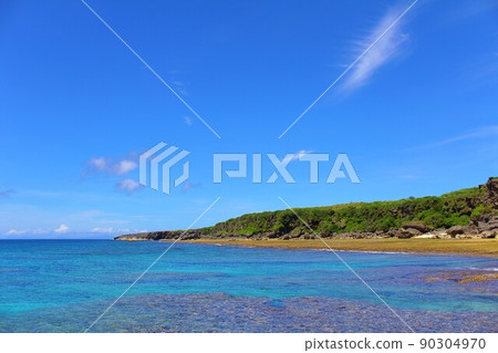 在一個偏遠的海島上的藍色海景 90304970