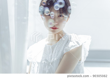 有肥皂泡和短髮的年輕女人 90305082