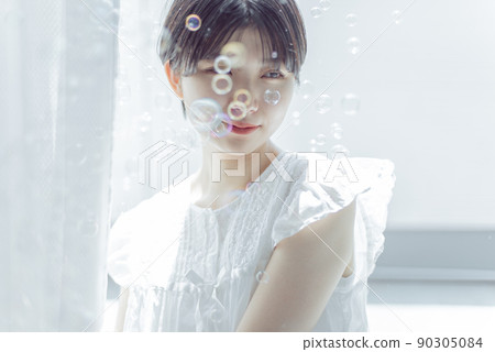 有肥皂泡和短髮的年輕女人 90305084