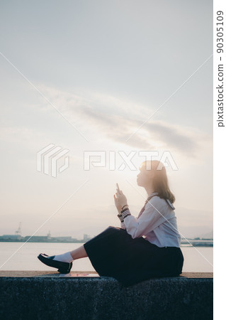 制服和美麗的日落天空的女學生 制服和美麗的日落天空的女學生 90305109