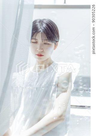 有肥皂泡和短髮的年輕女人 90305226