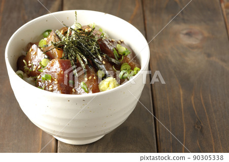 紫菜碎、萬能青尾魚和芥末醃飯碗 90305338