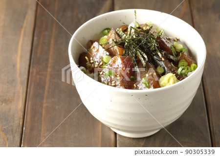 紫菜碎、萬能青尾魚和芥末醃飯碗 90305339