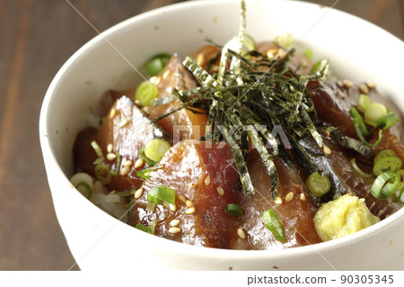 紫菜碎、萬能青尾魚和芥末醃飯碗 90305345