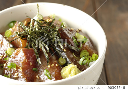 紫菜碎、萬能青尾魚和芥末醃飯碗 90305346