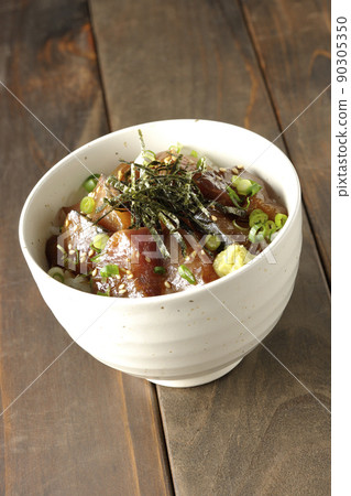 Pickled rice bowl with chopped seaweed, all-purpose greentail, and wasabi Pickled rice bowl with chopped seaweed, all-purpose greentail, and wasabi 90305350