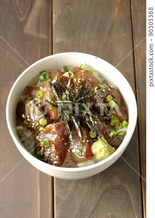 Take a bird's-eye view of the pickled rice bowl with chopped seaweed, all-purpose greentail, and wasabi. 90305368