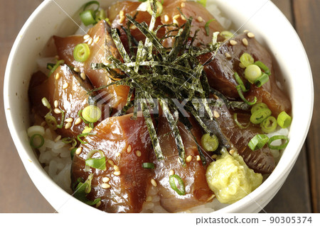 用切碎的海帶、萬能青尾魚和芥末來鳥瞰醃製飯碗。 用切碎的海帶、萬能青尾魚和芥末來鳥瞰醃製飯碗。 90305374