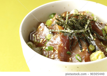 Pickled rice bowl with chopped seaweed, all-purpose greentail, and wasabi Pickled rice bowl with chopped seaweed, all-purpose greentail, and wasabi 90305440