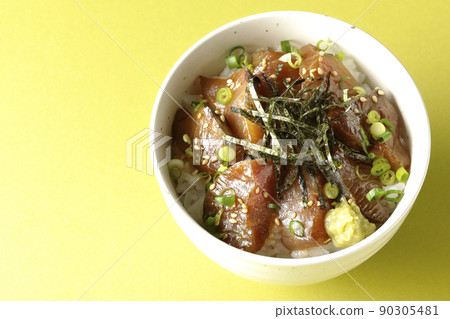 Take a bird's-eye view of the pickled rice bowl with chopped seaweed, all-purpose greentail, and wasabi. Take a bird's-eye view of the pickled rice bowl with chopped seaweed, all-purpose greentail, and wasabi. 90305481