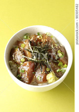 Take a bird's-eye view of the pickled rice bowl with chopped seaweed, all-purpose greentail, and wasabi. Take a bird's-eye view of the pickled rice bowl with chopped seaweed, all-purpose greentail, and wasabi. 90305482