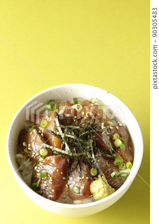 Take a bird's-eye view of the pickled rice bowl with chopped seaweed, all-purpose greentail, and wasabi. Take a bird's-eye view of the pickled rice bowl with chopped seaweed, all-purpose greentail, and wasabi. 90305483