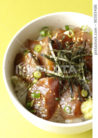 用切碎的海帶、萬能青尾魚和芥末來鳥瞰醃製飯碗。 用切碎的海帶、萬能青尾魚和芥末來鳥瞰醃製飯碗。 90305486