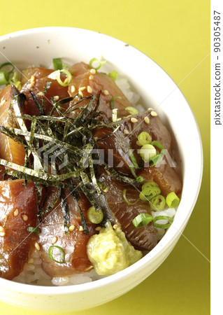 Take a bird's-eye view of the pickled rice bowl with chopped seaweed, all-purpose greentail, and wasabi. 90305487