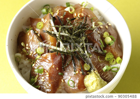 Take a bird's-eye view of the pickled rice bowl with chopped seaweed, all-purpose greentail, and wasabi. 90305488