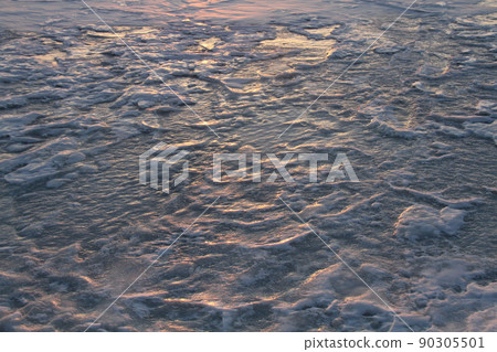 Snow-covered surface of the lake 90305501