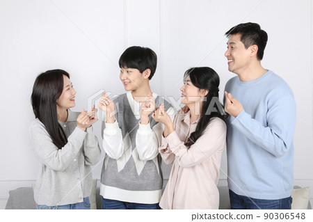 Asian Korean family_Family photo facing each other and posing for each other Asian Korean family_Family photo facing each other and posing for each other 90306548