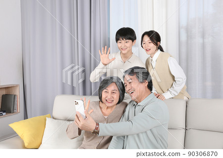 Asian Korean Family_Taking Selfie Asian Korean Family_Taking Selfie 90306870