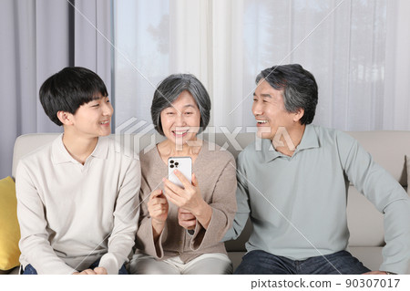 Asian Korean family_Grandchildren who teach smartphone to grandparents Asian Korean family_Grandchildren who teach smartphone to grandparents 90307017