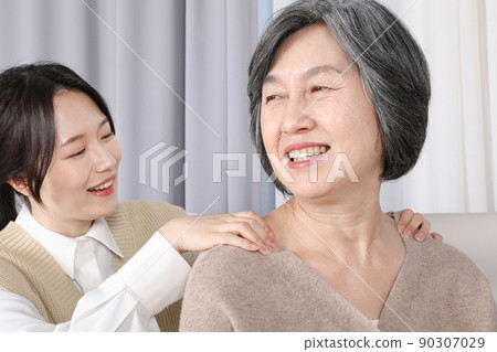Asian Korean Family_Massaging Asian Korean Family_Massaging 90307029