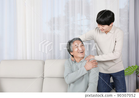 Asian Korean Family_Massaging Asian Korean Family_Massaging 90307052