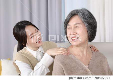 Asian Korean Family_Massaging Asian Korean Family_Massaging 90307077