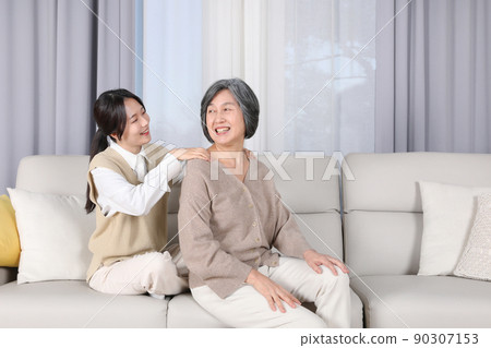 Asian Korean family_massage 90307153