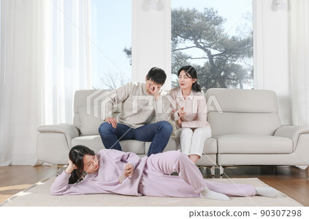 Asian Korean family_Photo of parents who are dissatisfied with their children Asian Korean family_Photo of parents who are dissatisfied with their children 90307298