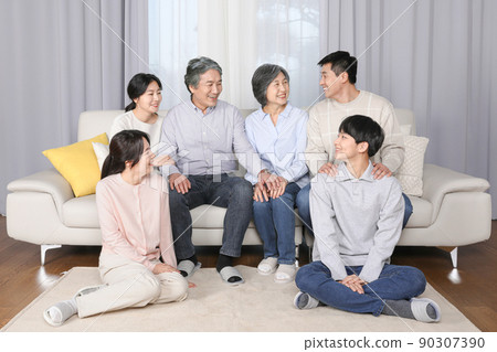 Asian Korean Family_Talking to each other face to face Asian Korean Family_Talking to each other face to face 90307390
