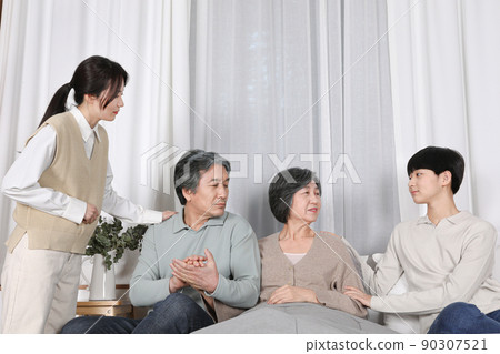 Asian Korean Family_Grandma and Grandchildren Asian Korean Family_Grandma and Grandchildren 90307521