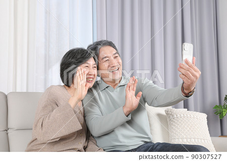 Asian Korean Family_An elderly couple having a video call 90307527