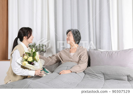 Asian Korean Family_Grandma and Grandchildren Asian Korean Family_Grandma and Grandchildren 90307529