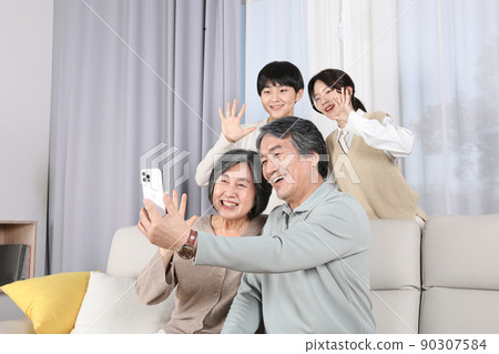 Asian Korean Family_Taking Selfie Asian Korean Family_Taking Selfie 90307584