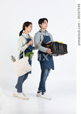 Asian Korean young man and woman startup concept_ returning to the fruit market Asian Korean young man and woman startup concept_ returning to the fruit market 90307646