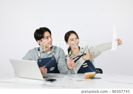Asian Korean young man and woman startup concept_rejoicing while looking at receipts Lee Mi-bi Asian Korean young man and woman startup concept_rejoicing while looking at receipts Lee Mi-bi 90307745